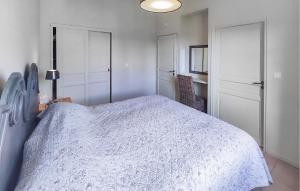 Maisons de vacances 2 Bedroom Nice Home In Saint-laurent-de-la-ca : photos des chambres