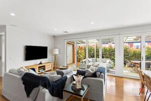 Stylish Indoor Outdoor Sleeps 8