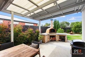 Stylish Indoor Outdoor Sleeps 8