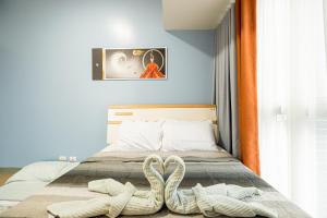 BGC 2BR Uptown Parksuites with balcony and bathtub