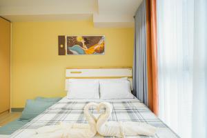 BGC 2BR Uptown Parksuites with balcony and bathtub