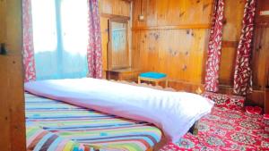 Houseboat Wild Rose