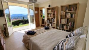 "La Colombe sous les Oliviers" Gîte jusquà 4 personnes - 75m2 - Sur Boooking - Rez de jardin Piscine Vue mer et lac