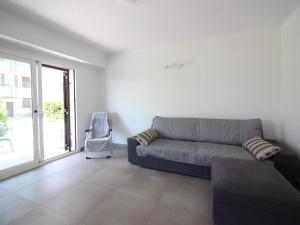 Apartamento renovado a 20m de la playa en Roses con terraza y parking - ES-228-124