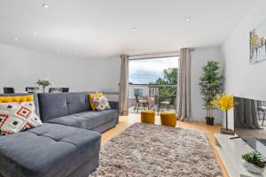 Modern Two Bedrooms Flat in Kingston KT2, London