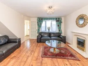 Spacious Home with Modern Amenities Near IKEA Pass the Keys - Tilehurst