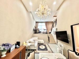 Free pick up and Stunning Luxury Family Home 2B2B