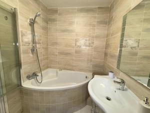 19 The Shades - Walk to the Beach and Village!