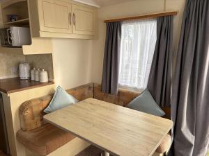 Caravan Sleeps 4 with Free Parking