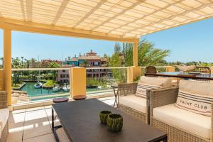 Beautiful penthouse overlooking marina channels