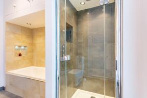Luxury Spacious Flat For 4 Guests & Free Parking