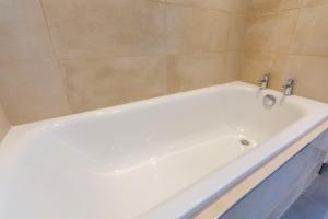 Luxury Spacious Flat For 4 Guests & Free Parking