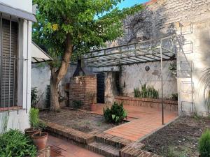 La Casa de al Lado con Garage !!!