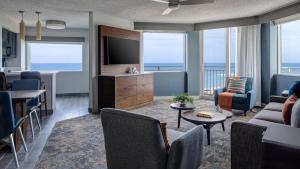 Deluxe One-Bedroom King Condominium with Oceanfront View, Balcony (Beachfront Sandpiper Tower) room in Marriott Hutchinson Island Beach Resort Golf & Marina
