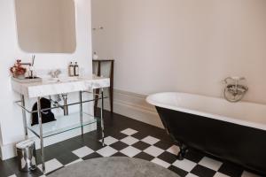 Marquês Garden House by Olivia