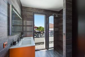 Villa Contemporaine avec piscine - Face au golf - Plages à pied