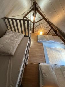 Appartements La Maison du bonheur - Gite RULINA - Corancy : photos des chambres