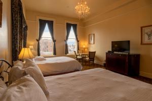 Queen Room with Two Queen Beds room in Geiser Grand Hotel