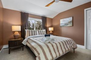 Lakefront Retreat, Mins to Dtown, Firepit, Hot Tub, Pet friendly!