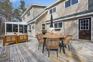 Lakefront Retreat, Mins to Dtown, Firepit, Hot Tub, Pet friendly!