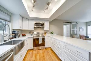 Deck and Golf Course Views Munds Park Condo!