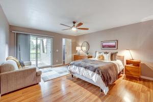 Deck and Golf Course Views Munds Park Condo!