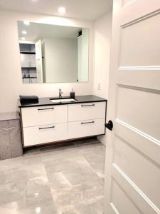 Condo moderne, centre-ville piscine, terrasse, gym