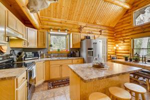 Merrillan Cabin with Fire Pit Less Than 1 Mi to Lake Arbutus