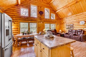 Merrillan Cabin with Fire Pit Less Than 1 Mi to Lake Arbutus
