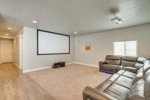 Lovely Walk-Out Apt with Movie Screen 20 Mi to SLC! - 西乔丹