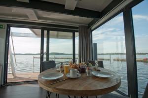 Hausboot Moin Madita in exklusiver Lage