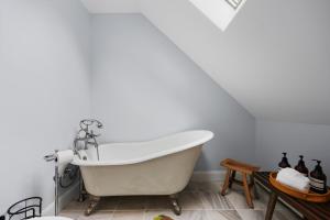 Lakefront Retreat, Mins to Dtown, Firepit, Hot Tub, Pet friendly!