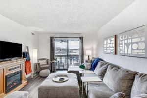 Waterfront Lake Ozark Condo with Access To 2 Pools