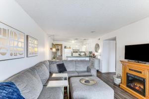 Waterfront Lake Ozark Condo with Access To 2 Pools