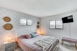 Waterfront Lake Ozark Condo with Access To 2 Pools