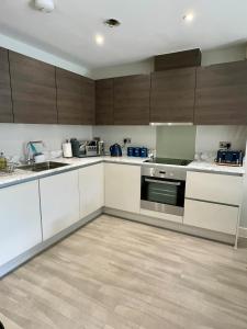 Bright & Spacious-Secured flat near slough station