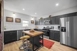 Classic Pittsburgh 4 Square - Easy Access to Town and Airport - Canonsburg