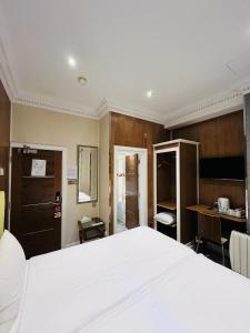 Double Room with Private Bathroom room in Cheshire Hotel Oxford Circus