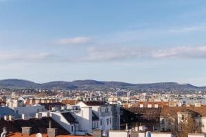 SYMPHONY Apartments 39 - Modern Loft with Terrace and Grill in Central Location