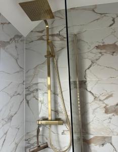 Double Room- 1 Person -in Great Barr Near M5 - M6 - Parking - TV Bed-Garden