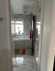 Double Room- 1 Person -in Great Barr Near M5 - M6 - Parking - TV Bed-Garden