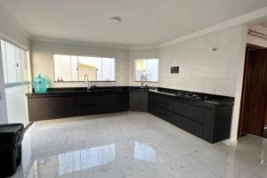 6 Suites, banheira, Piscina, no coração da Região dos Lagos