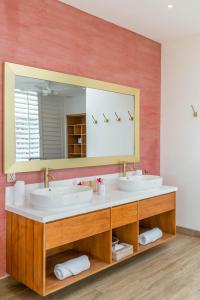 Villa Vida : Luxurious New Designer Villa Next to the Beach