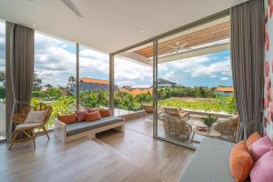 Villa Vida : Luxurious New Designer Villa Next to the Beach