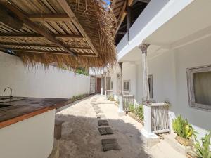 Villa Aurora: 4 BR, Front Beach