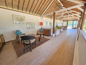 Villa Aurora: 4 BR, Front Beach