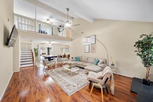 Houston Pool Retreat WiFi Yard BBQ Games TVs