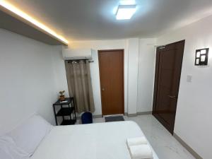 SHOWMECAS Alley Stay