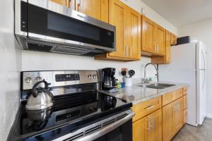 Light & Airy 8th Floor Ocean View Condo with Lanai condo