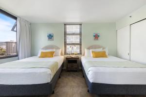 Light & Airy 8th Floor Ocean View Condo with Lanai condo